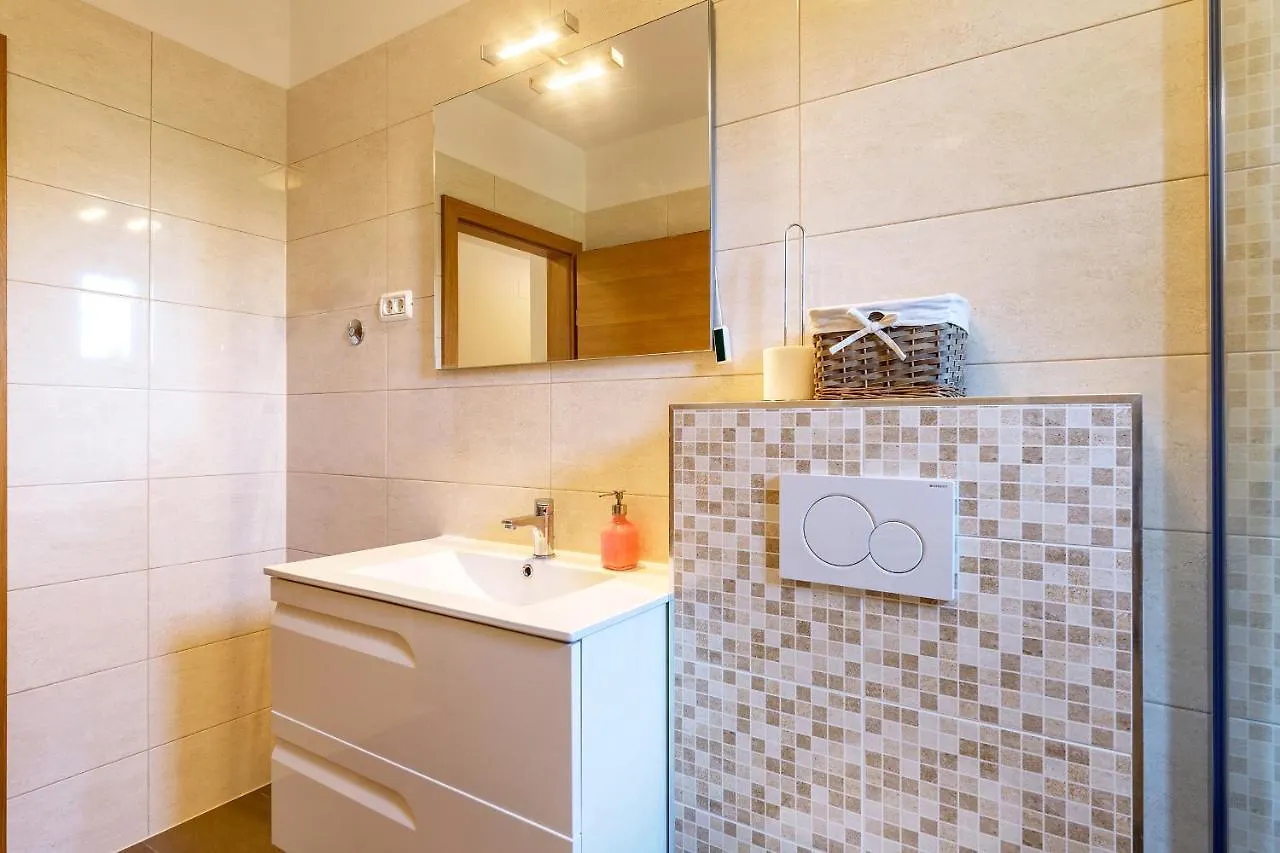 Apartmani Mikaela Premantura 0*,